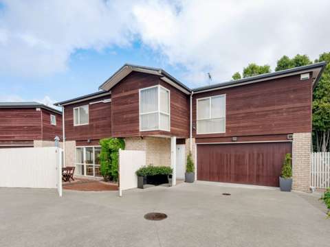 Pakuranga 4房 双层砖瓦+雪松美墅，高性价比，10分钟至Sylvia Park，​轻松上高速！ Affordable and Neat as a Pin