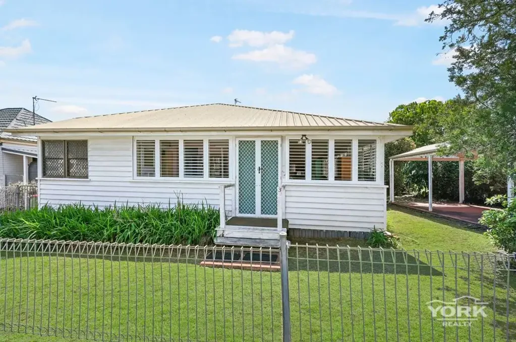 South Toowoomba 3Kwarto Charming 100+ Year Old Home on Dual Lots with Development Potential - Walk to City Golf Club & CBD
