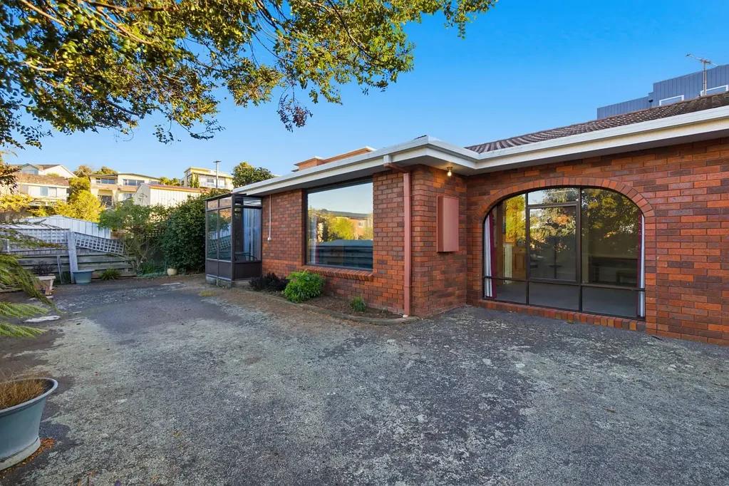 Devonport 2Phòng ngủ Prime Bluff Location - Comfortable Living with Outstanding Potential