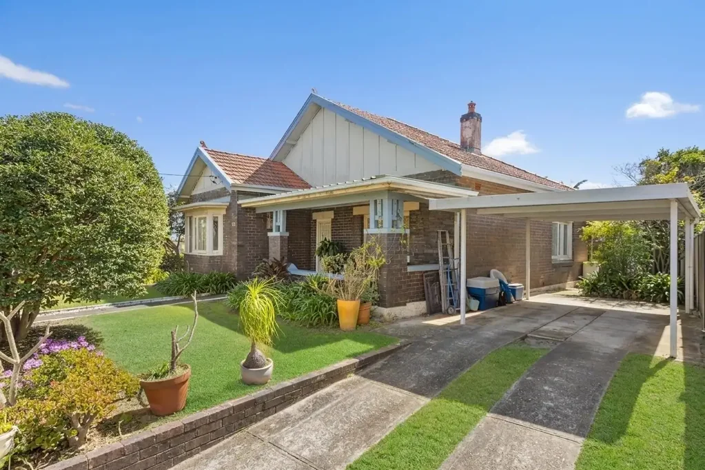 Kingsford 3બેડરૂમ Classic Family Home on 752.5sqm* with Dual Street Frontages & Development Potential (STCA)
