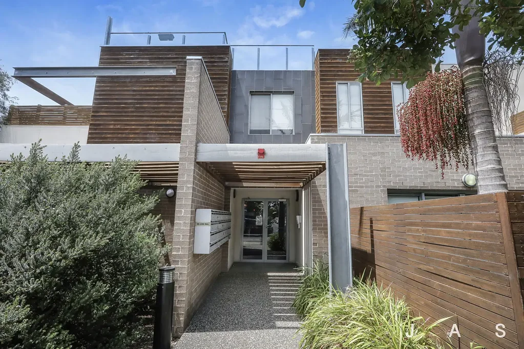 Spacious, Sunlit Living in the Heart of Footscray
