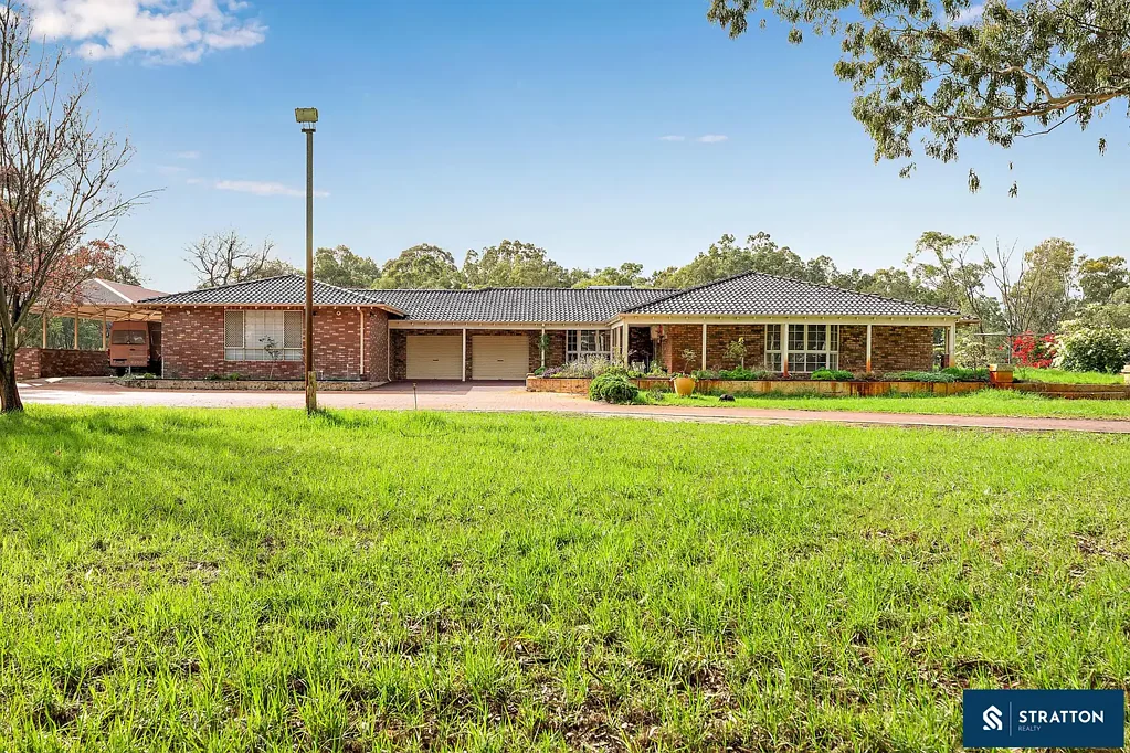 Champion Lakes 5ਬੈੱਡਰੂਮ Stunning 5-Bedroom Family Home on 2.64ha Massive Block - A Perfect Blend of Country Living with Urban Convenience!!