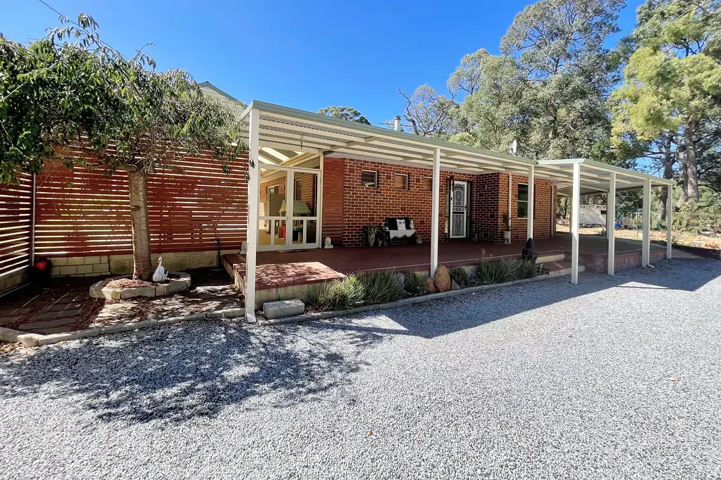 Gidgegannup 4房  4x2 brick house with STUDIO & POOl & LARGE SHED on horse land, and so much more...