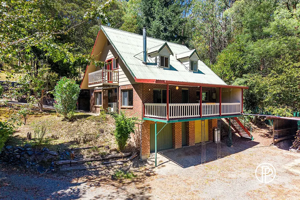 Reefton 2कमरा ENCHANTING STORY BOOK LIKE HOME - OVER HALF AN ACRE - FRONTAGE ONTO ARMSTRONG CREEK