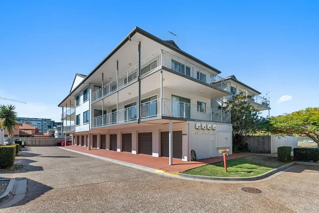 Great 2 Bedroom Unit With A Pool