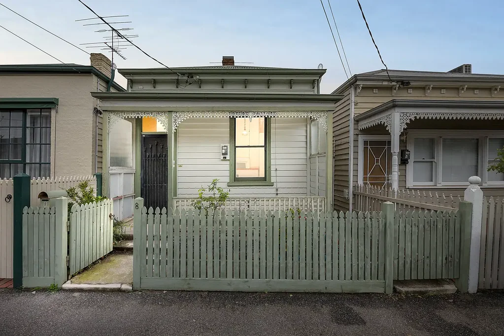 St Kilda East 2 Bedroom Ripe for renovation in a top lifestyle location