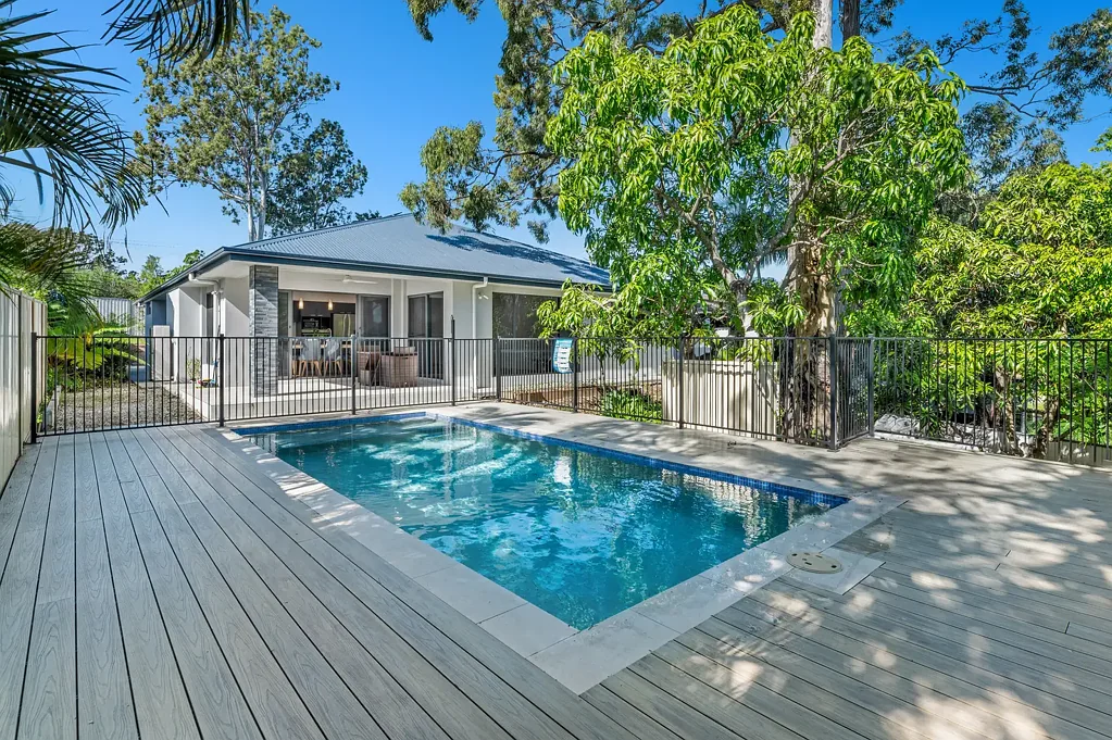 Molendinar 4房  3 Year Old Designer Home With Open Plan Living Overlooking Alfresco & Heated Swim-Jet Pool