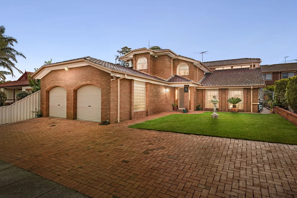 Oakleigh South 5कमरा Grand Family Proportions in a Quiet Court Setting