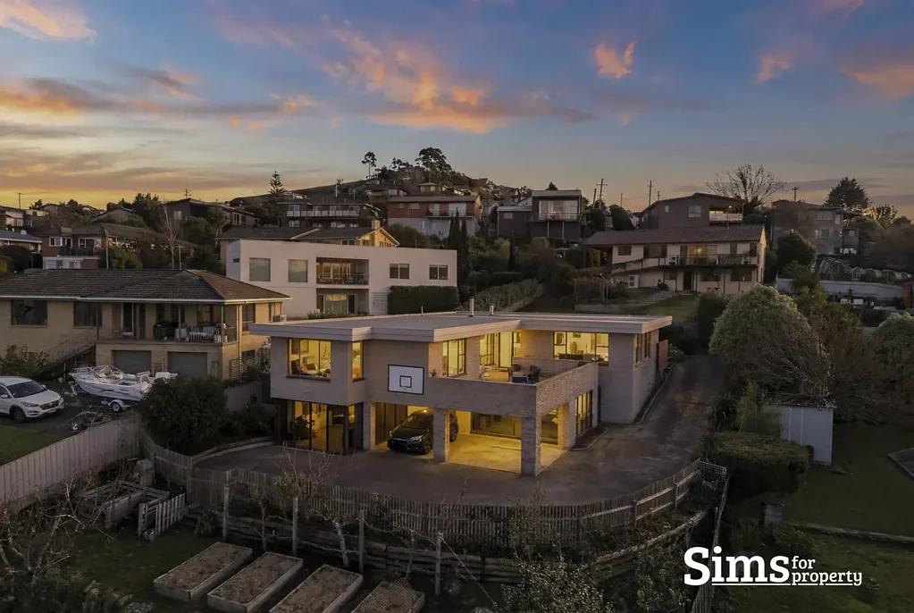 Riverside 4房  Timeless Character, Spectacular Views and Effortless Living