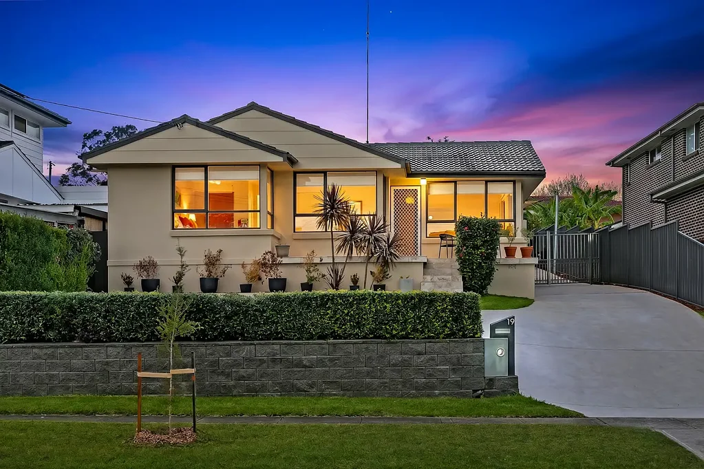 Winston Hills 3Zimmer Sitting Tall and Grand sits this beautiful family home