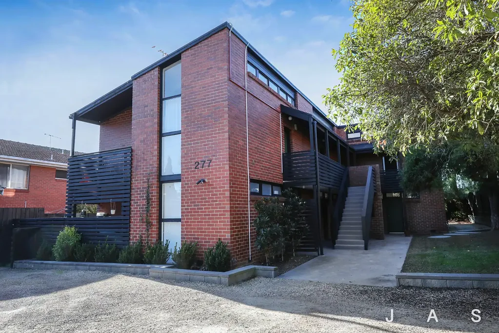 Boutique City-Fringe Living at Its Best