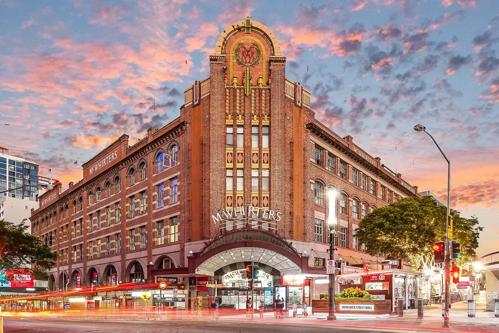 Fortitude Valley 2房 遗产建筑1912年 25平米庭院 超高天花板 木地板 岛台厨房 无敌步行生活 Iconic McWhirter's Living - Heritage Character in the Heart of the Valley