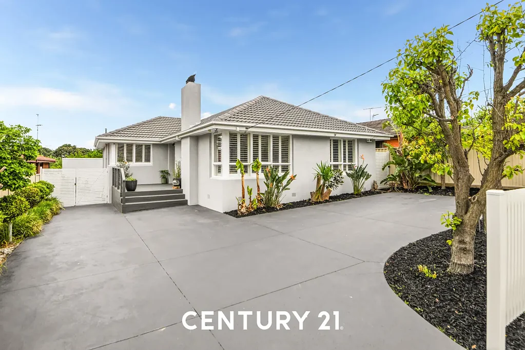 Chadstone 3房 宁静街道三卧宅 630sqm地块 双联开发空间 自然光满溢 抛光硬木地板 壁炉生活区 Baumatic厨房 露台后院 火坑烧烤区 空调双车库 工作室空间 全屋地暖 无钥匙进入 现代浴室 双卫生间 路边停车位 便捷生活配套 CHARMING AND STYLISH FAMILY HAVEN