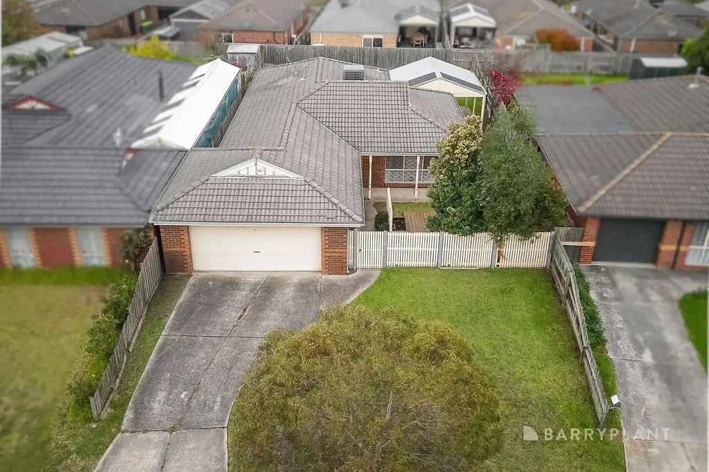 Pakenham 3房 安静庭院 633sqm占地 宽敞多区 户外娱乐空间充足 主卧套间 学步式衣帽间 独立生活区 优质电器 步行名校 便捷生活 A Family Favourite with Space Inside & Out!