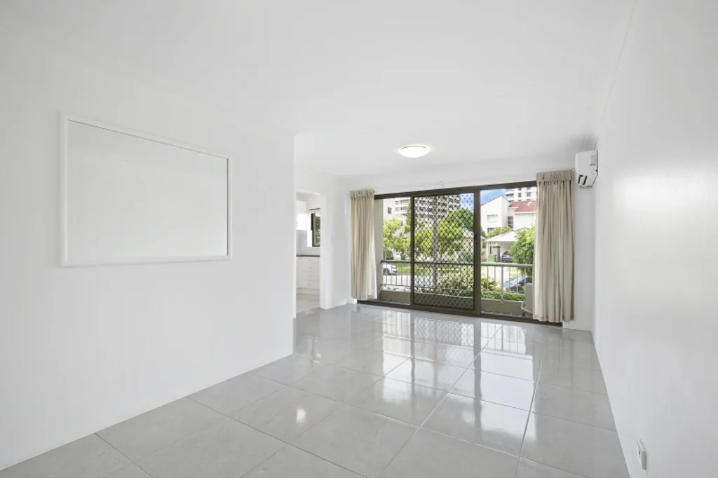 Perfect Location! Short walk to Beaches and Restaurants