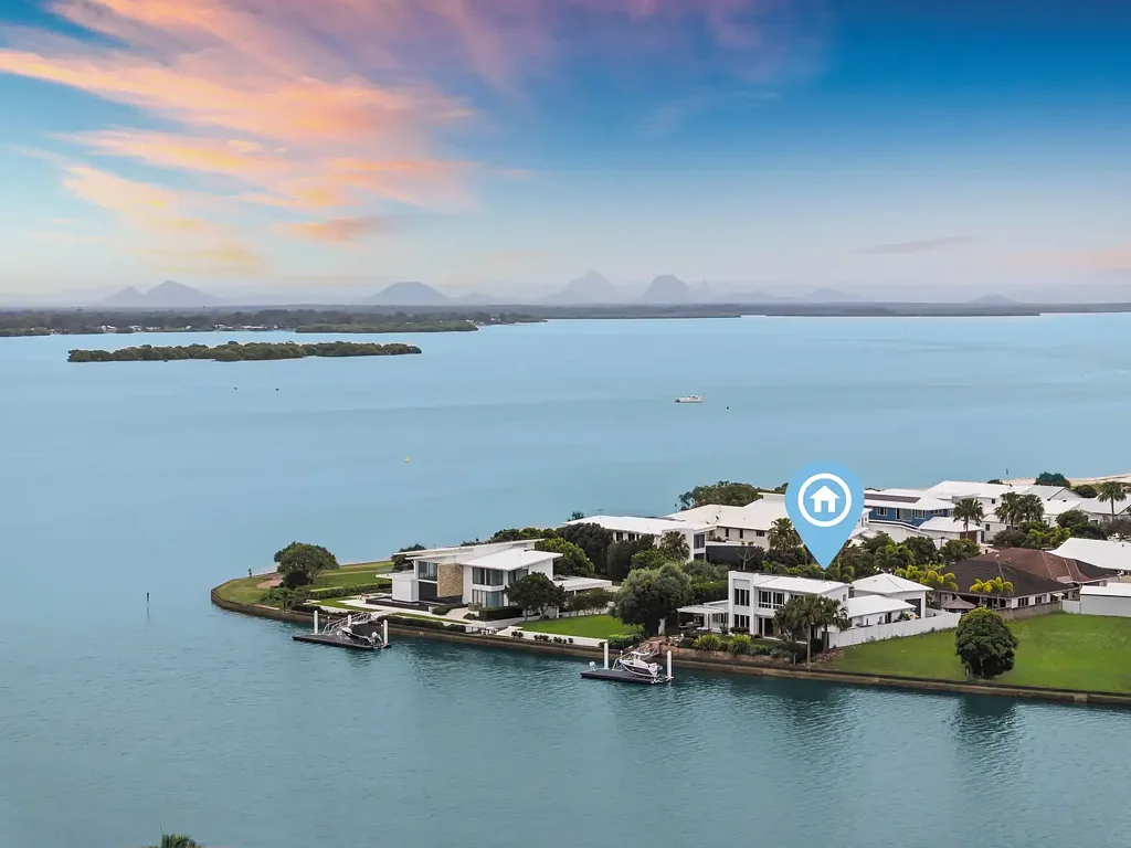 Banksia Beach 4 Bedroom What a location ! Stunning passage and canal views!