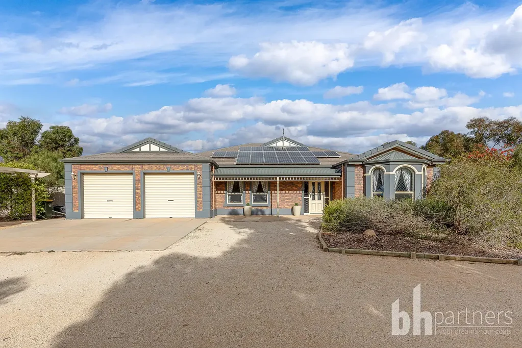 Loxton North Expansive Family Home on Over 1.5 Acres - Space, Shedding & Lifestyle