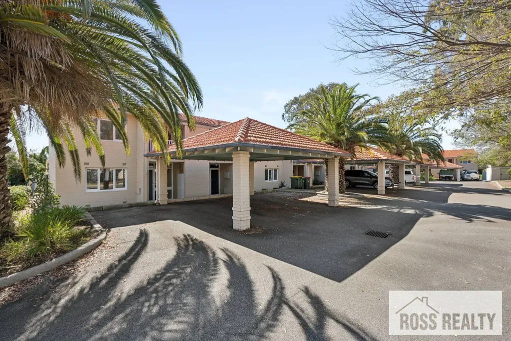 SPACIOUS TWO-STOREY TOWNHOUSE WITH PRIVATE COURTYARD