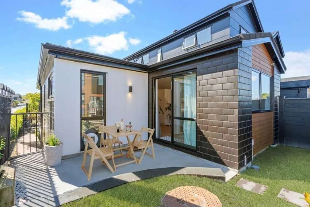 Central Kumeu Living – Walk to Everything