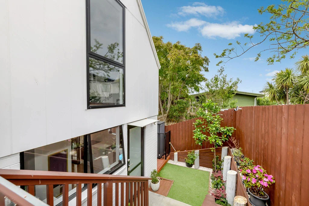 Stylish 2 Bedroom Apartment with Ensuite & Parking