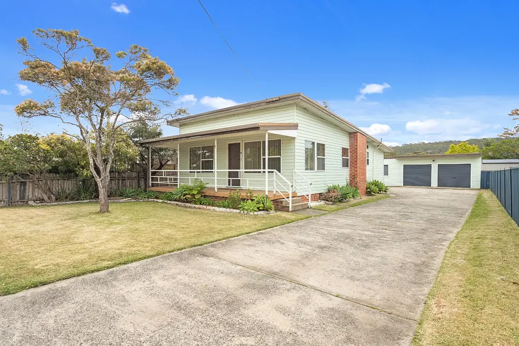 Burrill Lake 2 Bedroom Coastal Charm Just Steps to the Water
