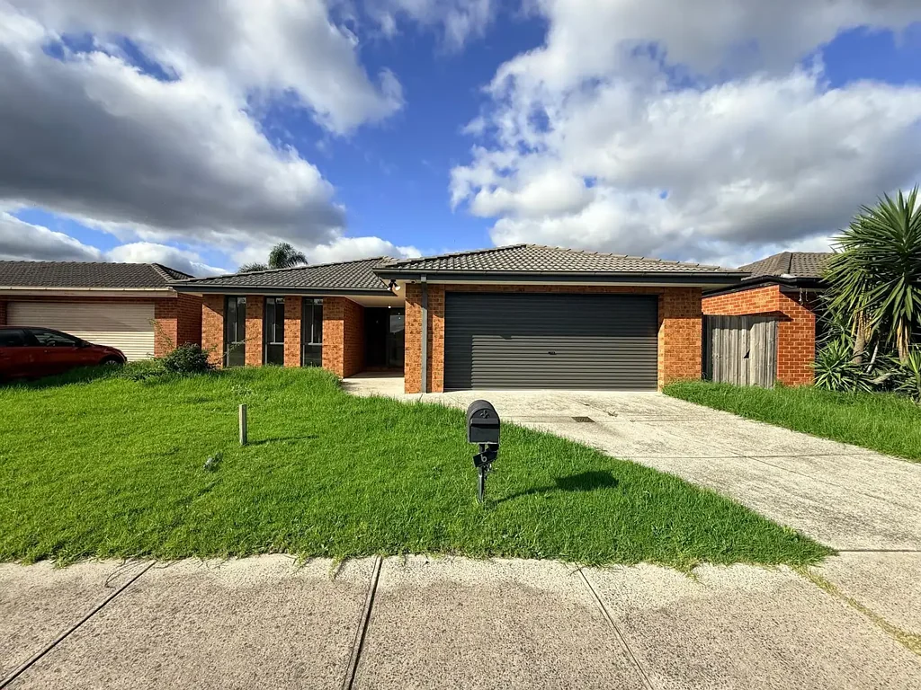 SPACIOUS FAMILY LIVING IN A CONVENIENT LOCATION!