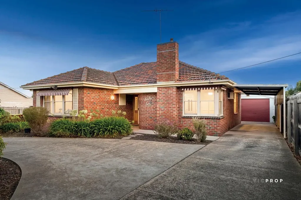Belmont 5房  Where Location Meets Opportunity – Rare Belmont Offering
