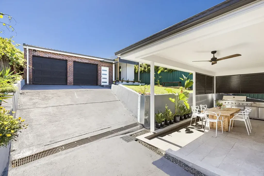 Kingsgrove 4침실 MODERN FAMILY LUXURY IN A PRIME, QUIET LOCATION - 561SQM (APPROX)