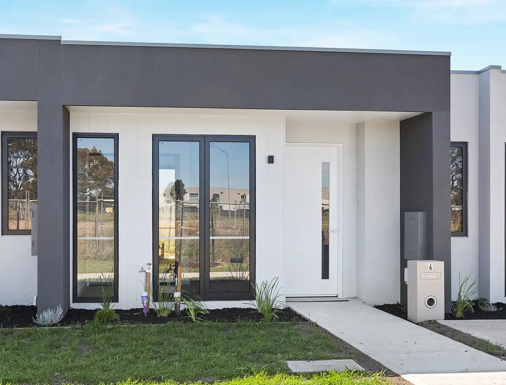 Stunning Luxury 3 Bedroom plus study in WOLLERT - Your Dream Home Awaits!