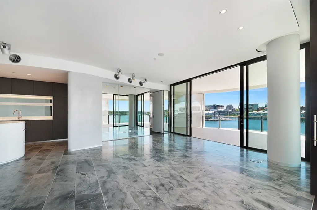 Luxury waterfront apartment in ‘The Cloud’ with 2 car spaces |  Unfurnished