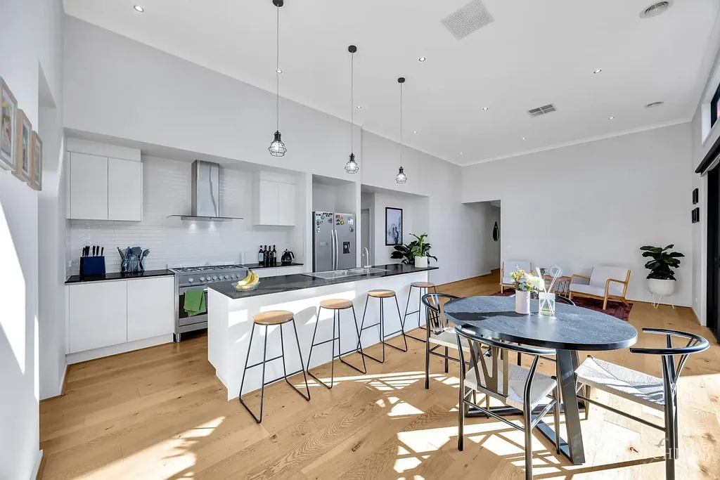 Strathtulloh 4chambre Luxury Simonds Home with Soaring Ceilings in the Heart of Atherstone