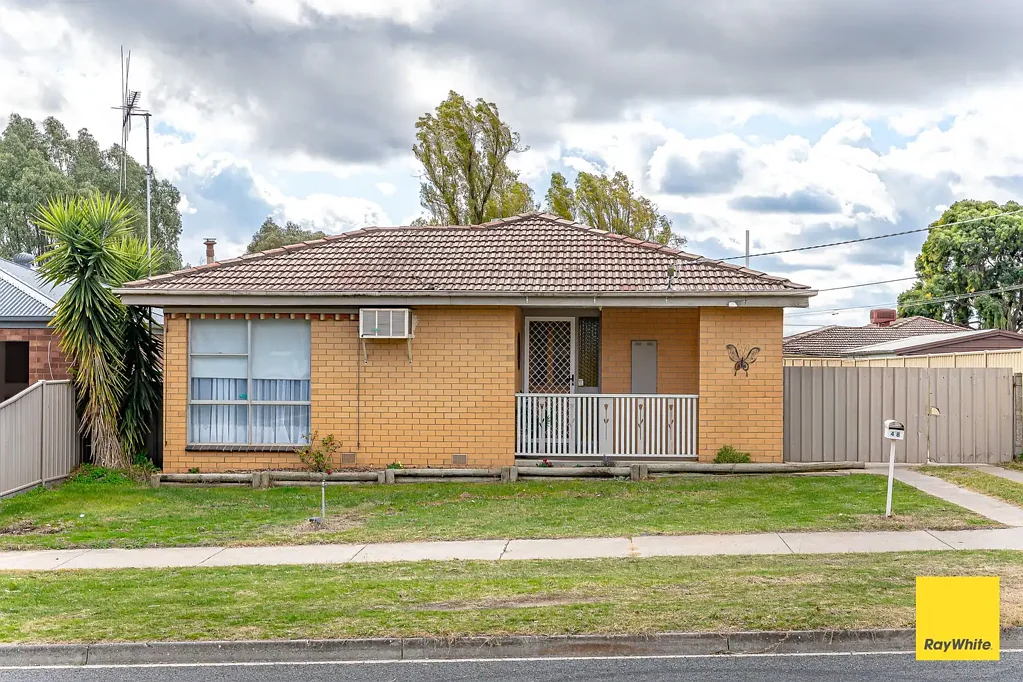 Spacious 3-Bedroom Home in Quiet Long Gully Street