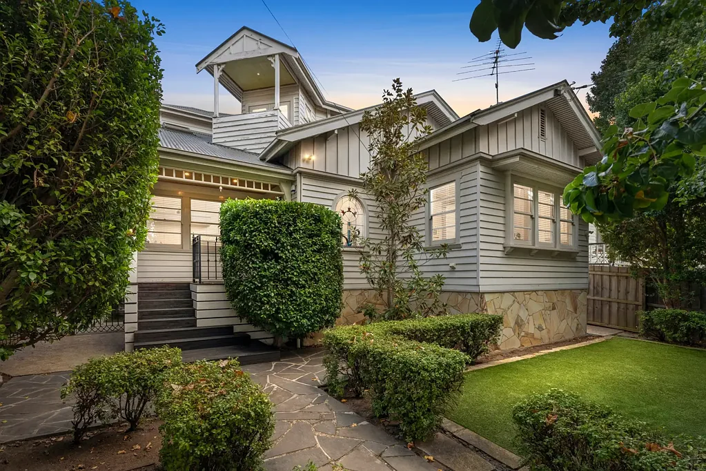 Newtown 4Kwarto Elegant Period Home with Bay Views in Prestigious Locale