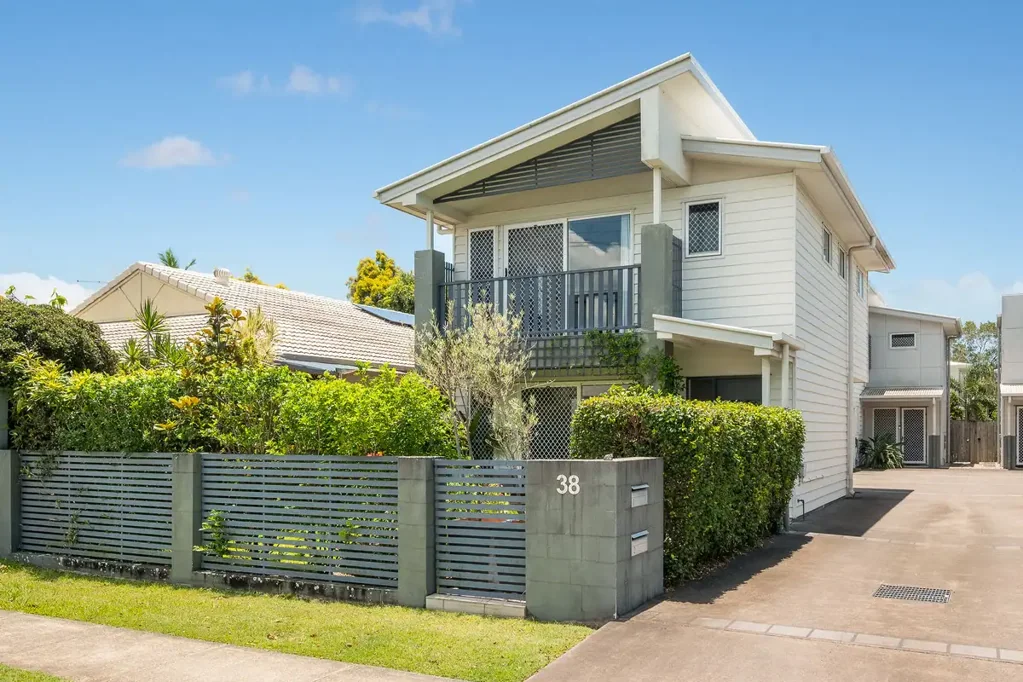 FREESTANDING MODERN TOWNHOUSE IN SMALL NUNDAH COMPLEX