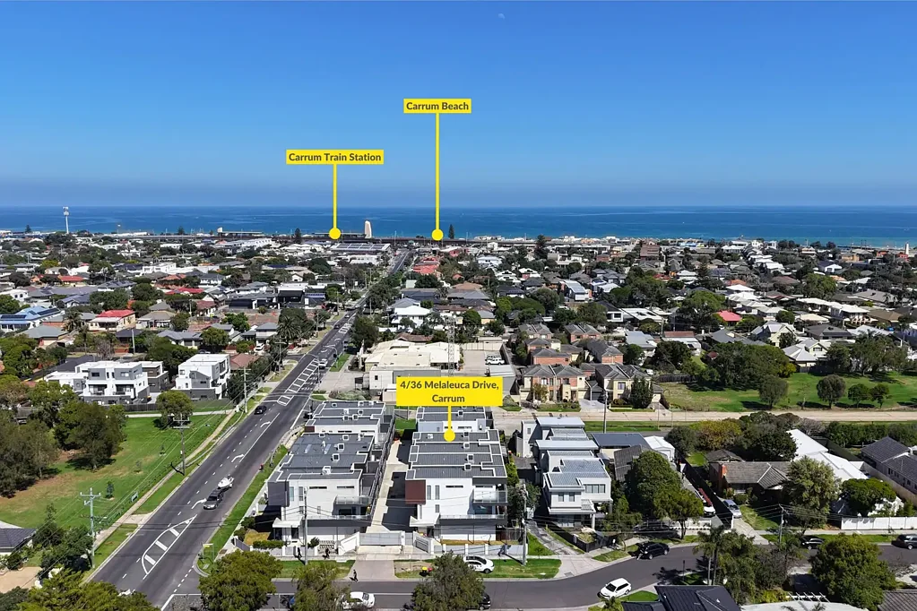 Carrum 3ห้องนอน Contemporary Three Level Residence with Multiple Balconies and Courtyard Living