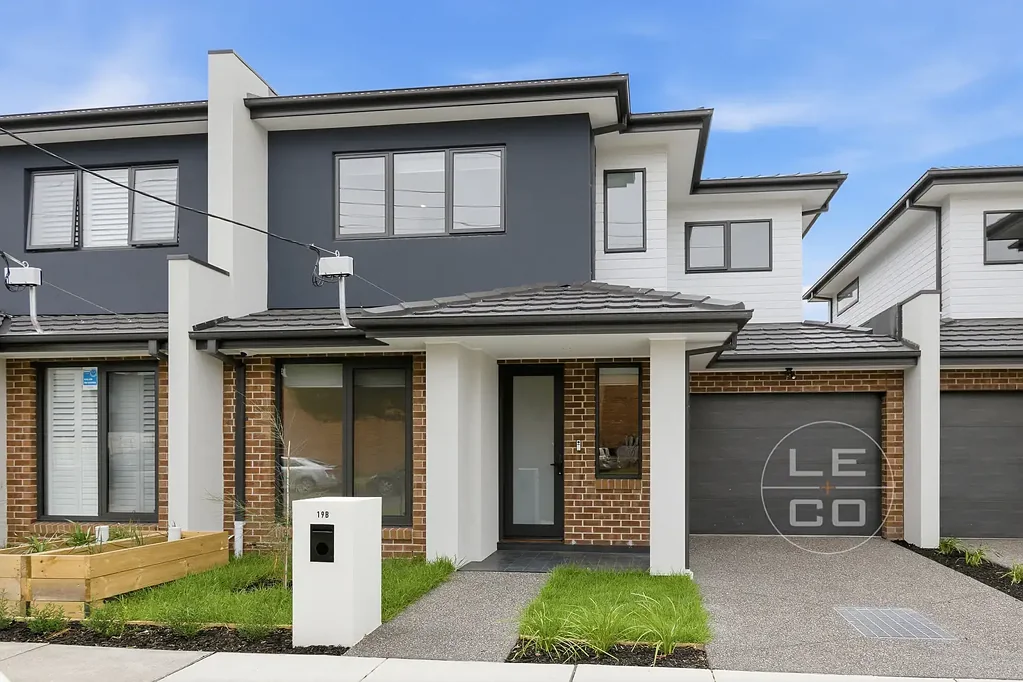 Springvale 4房 Springvale 黄金地段的现代家庭生活 Contemporary Family Living in Prime Springvale Position