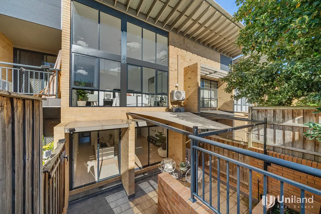 Carlingford 3Zimmer Sunlit North-Facing Townhouse in a Prime Carlingford Location