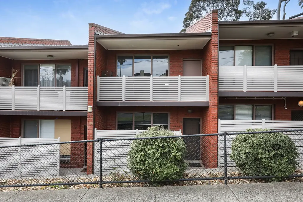 SPACIOUSLY UPDATED TOWNHOUSE IN POPULAR LOCALE!