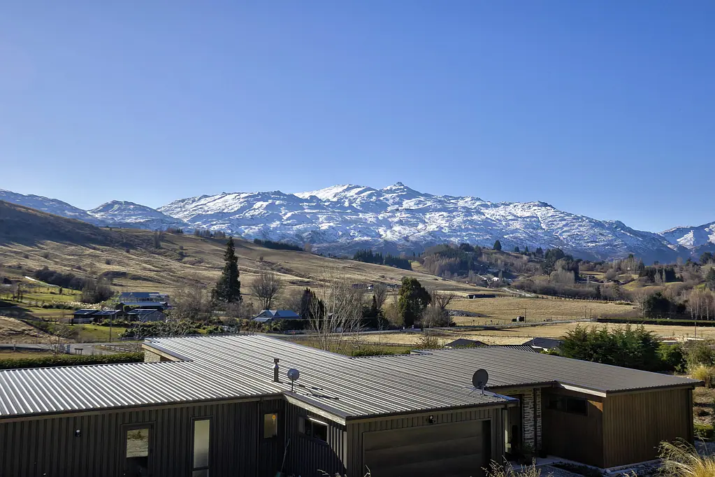 Dalefield/Wakatipu Basin 5Moenga 366m² of Sun, Space, Views & Income in Dalefield