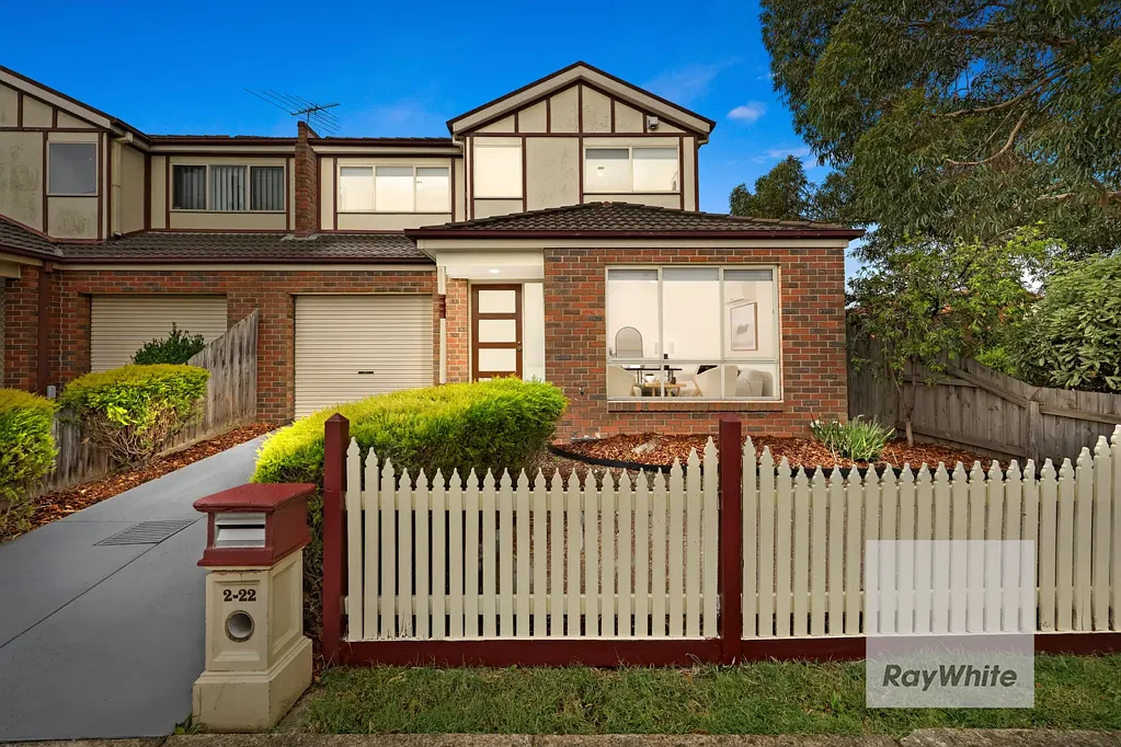 Bundoora 3房 地理位置绝佳 精美联排别墅 3间宽敞卧室 现代浴室&卫生间 宽敞客厅&现代厨房 私密后院 单车位车库 暖气&空调设施完备。 Beautifully Maintained Townhouse in Prime Location