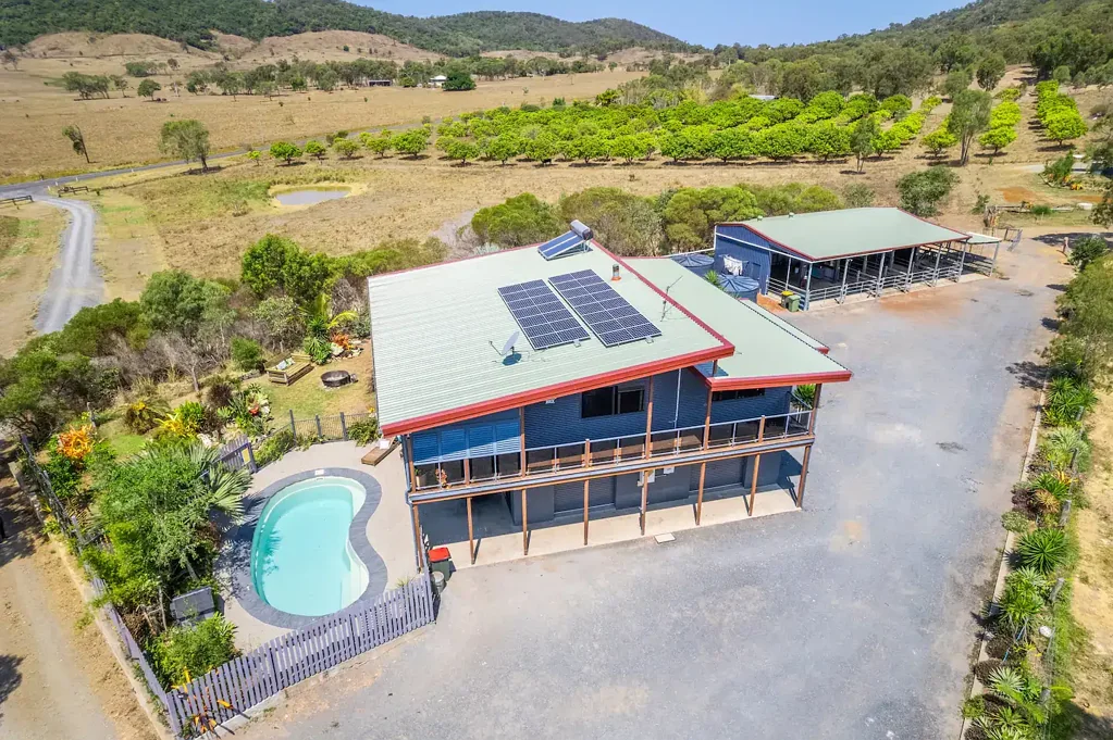 Escape to Serene Countryside Living- Can accommodate Horses