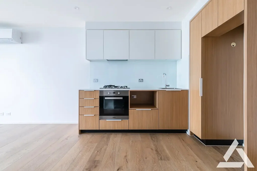 PERFECT LOCATION! ONE BEDROOM PLUS STUDY/ 2nd BEDROOM