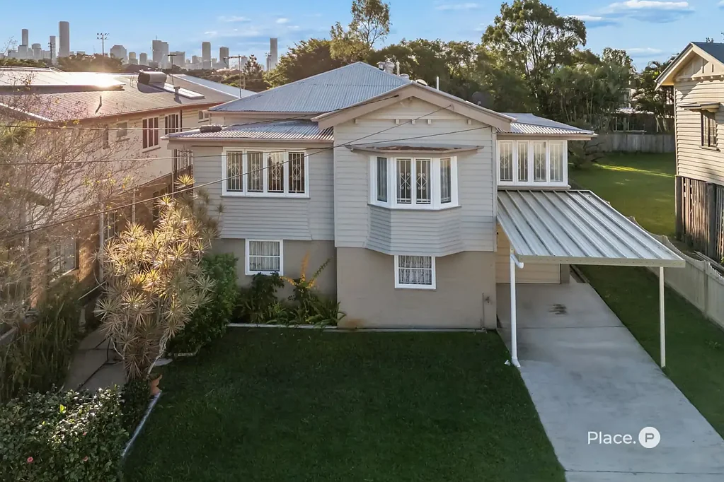 Coorparoo 2房 原始Queenslander风格 607平米平地北向 升高城市景观 翻新厨卫 高天花板 宽敞储物 翻新潜力 学区便利 Opportunity to Live Now | With Outstanding Future Potential