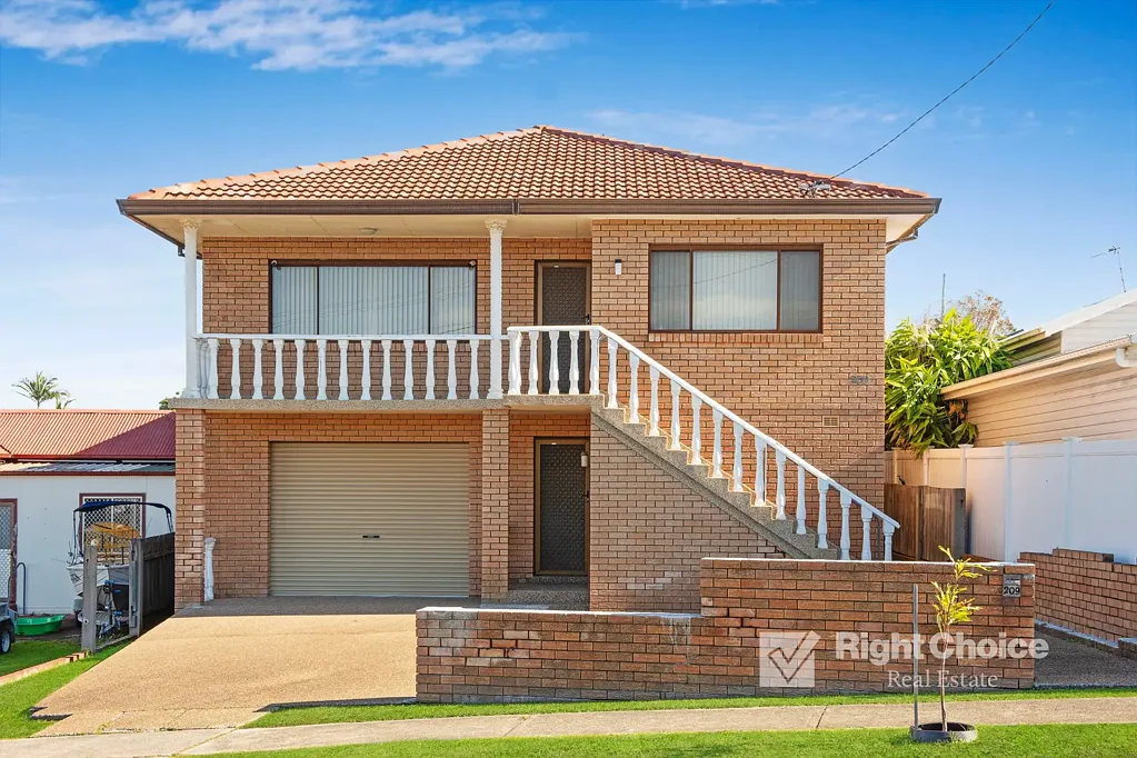 Port Kembla 6Phòng ngủ Spacious Family Home with Dual Access and Possible Future Potential