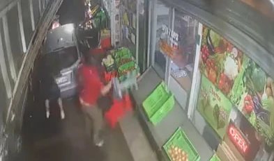乱了！奥克兰中区惊爆劫案，男子为抢劫开车撞路人，监控拍下真实一幕……