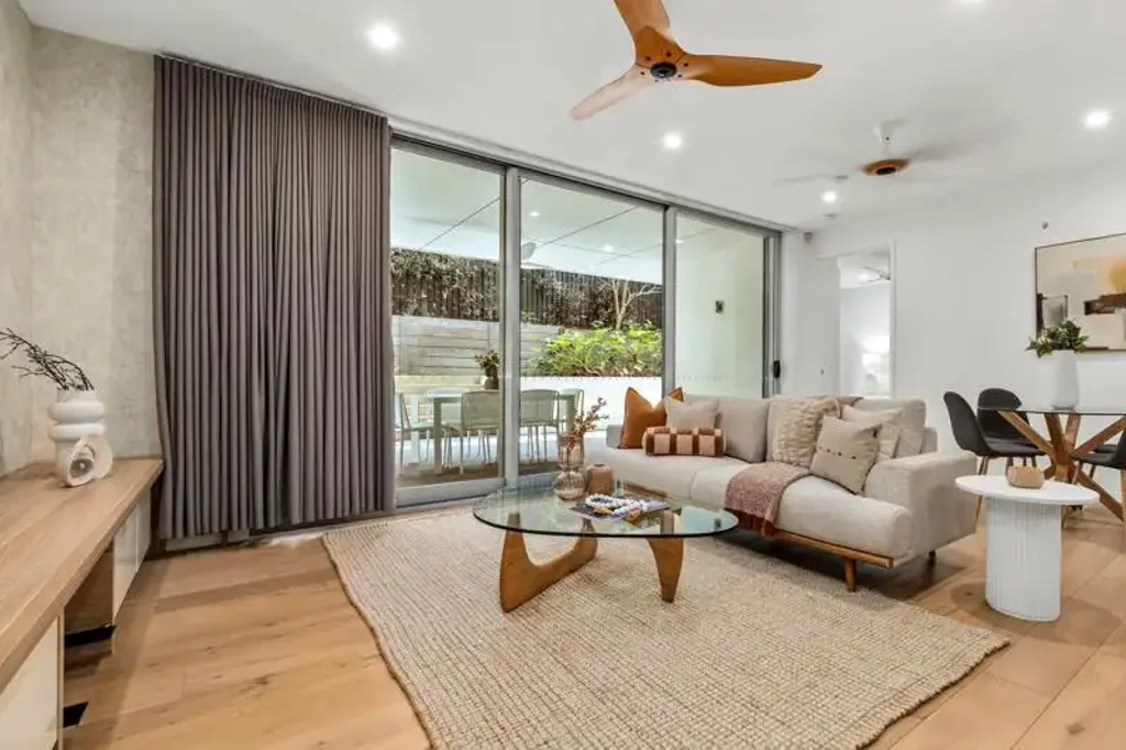 Indooroopilly 3Zimmer House-like Apartment with its Own Back Yard, in the Connected Village Heart of Indooroopilly