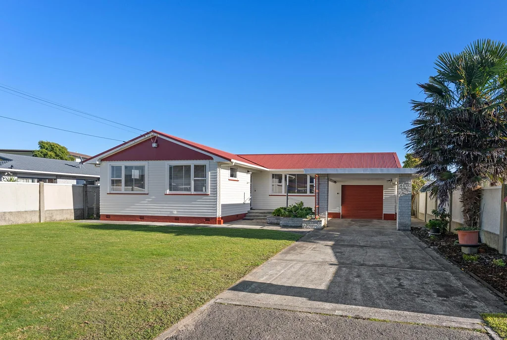 Waikanae 3બેડરૂમ Cherished Home | Exciting Potential