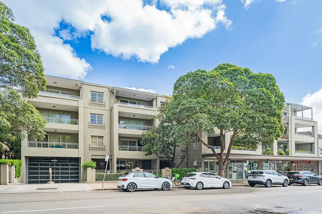 Expansive 235m² Three-Bedroom Residence w Terrace & Tandem
