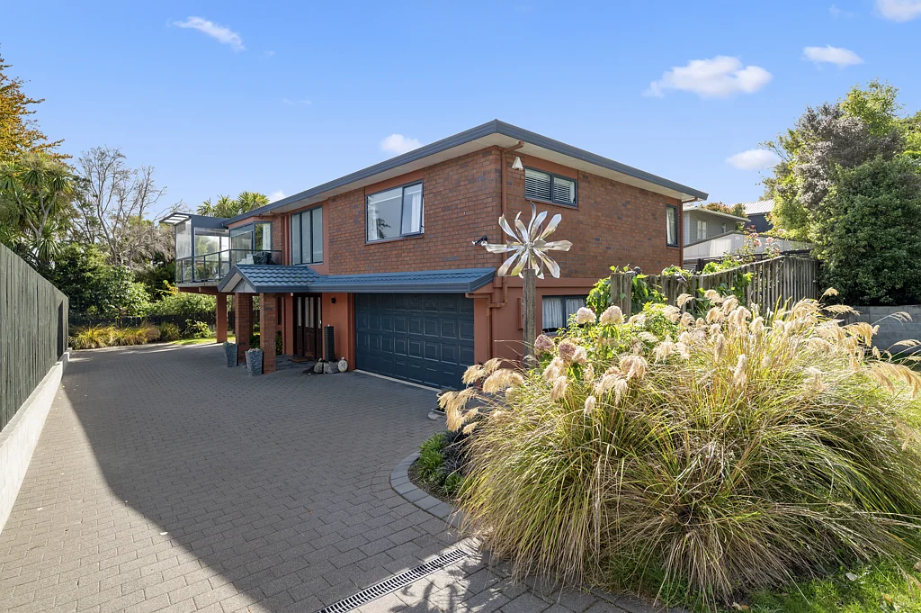Hilltop 3房  Exceptional Hilltop home in a quiet cul-de-sac