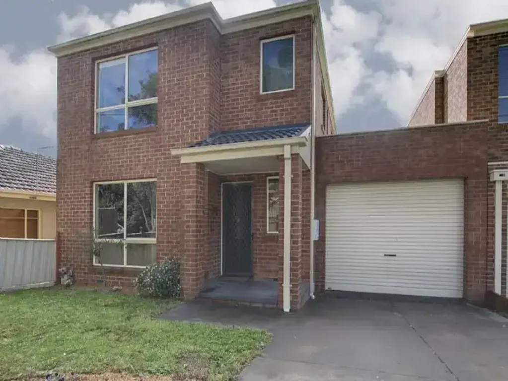What an opportunity to enter into the rising property market with this wonderful townhouse to call home.